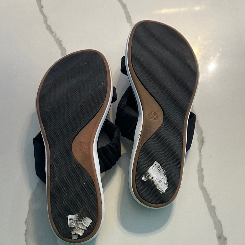 Clarks cloudsteppers Women's Black Crisscross Sandals - Picture 4 of 5